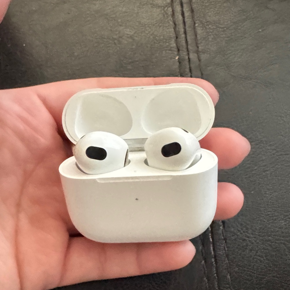 Air pods 3 only one of the pods works - Picture 5 of 10